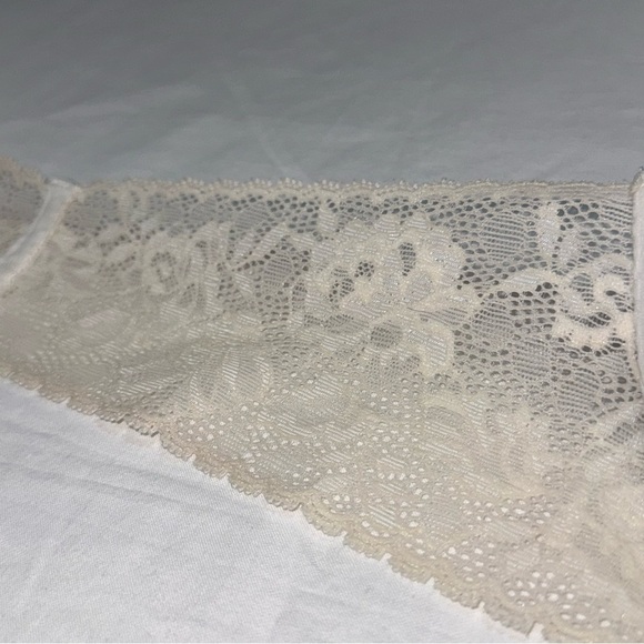 Victoria's Secret Vintage White Lace Strapless Bra - Picture 5 of 7